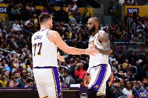 开云-湖人首发：詹姆斯 东契奇 里夫斯 海斯 芬尼-史密斯