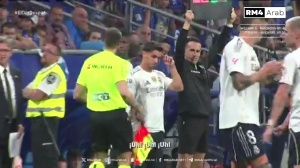 现场声:姆巴佩滑跪庆祝和维尼修斯替补登场时,球迷模仿猴子叫声