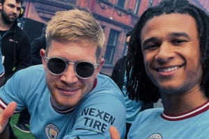 开云体育网址-阿克社媒晒照，致敬即将离队的德布劳内：传奇！